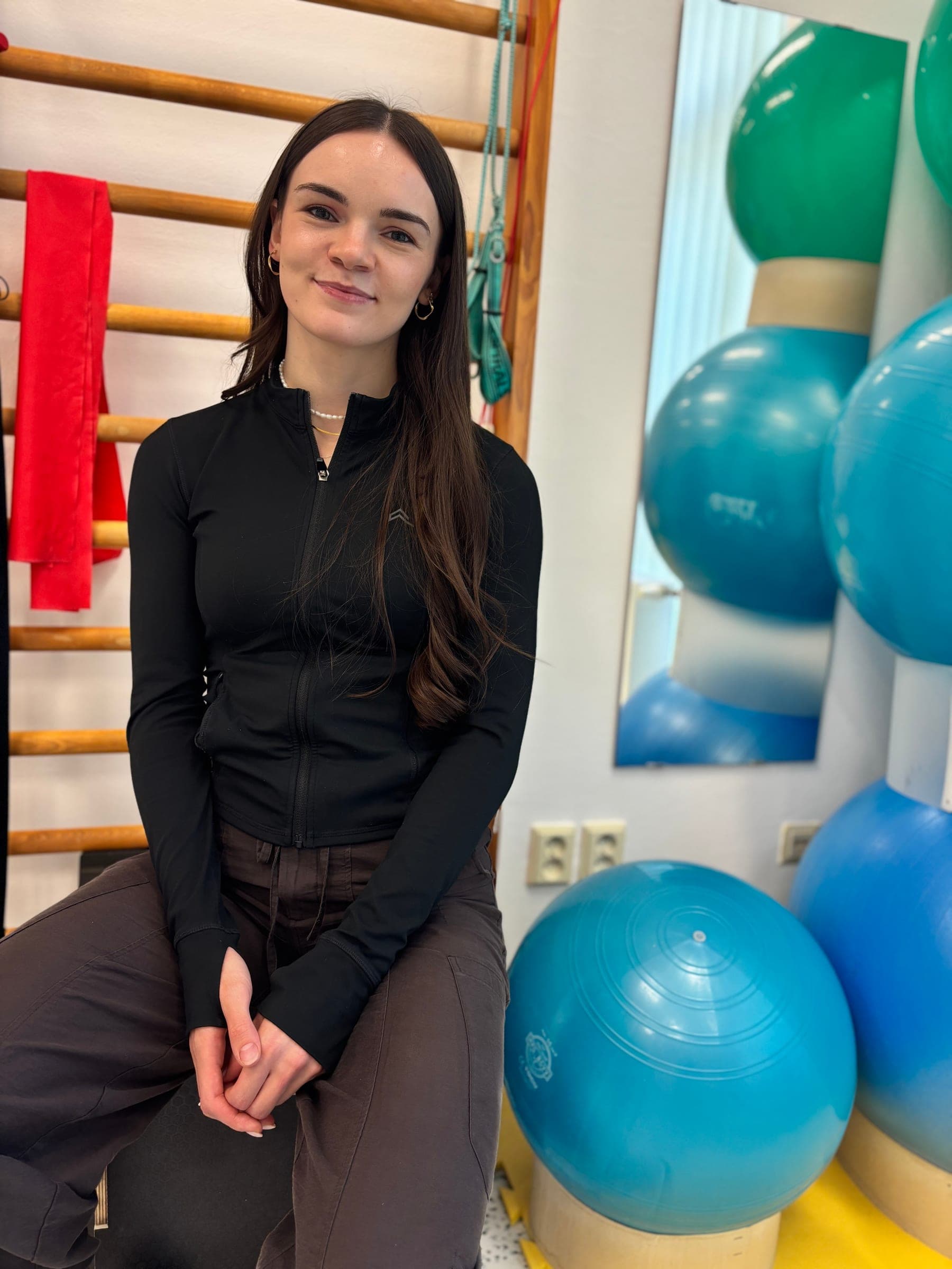 Erika Huráková mezi gymnastickými míči